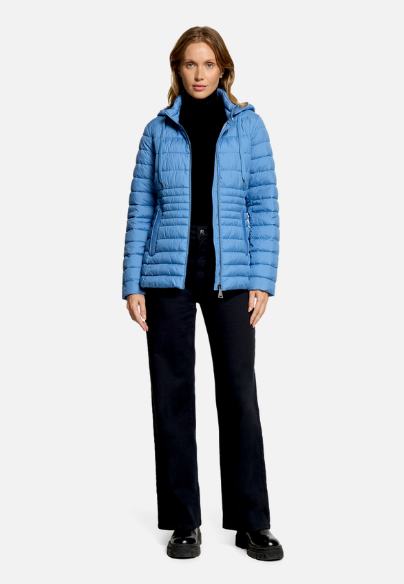 Steppjacke leicht mit abnehmbarer Kapuze / Modellfoto Vorderseite (Outfit)