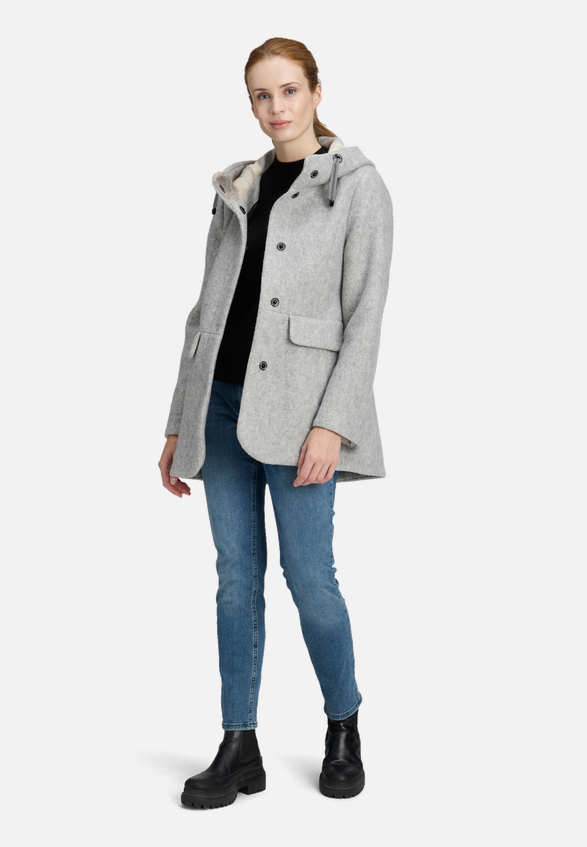 Winterjacke mit Kapuze / Modellfoto Vorderseite (Outfit)
