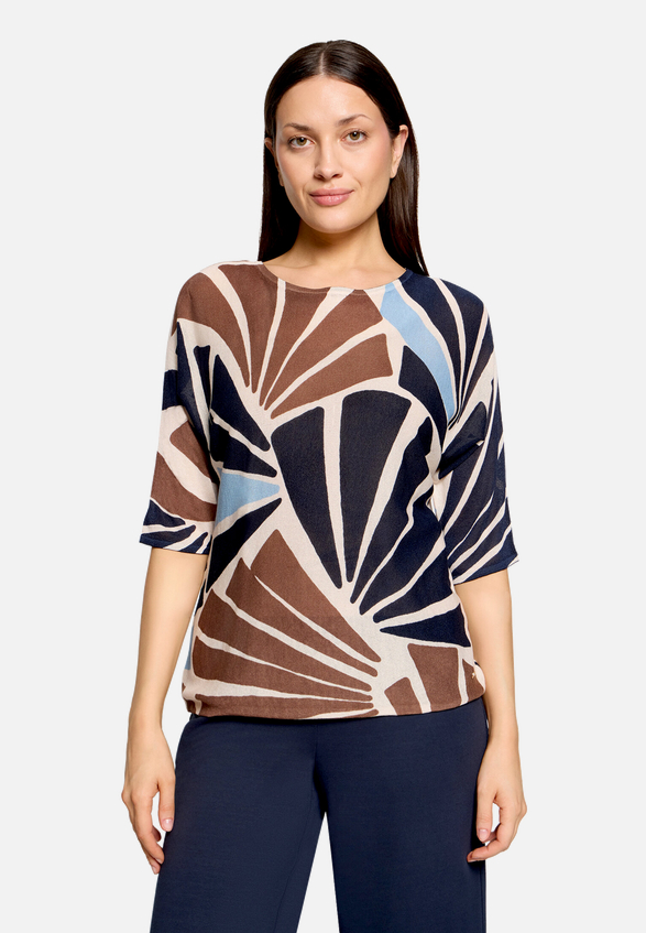 Feinstrickpullover mit Print / Modellfoto Vorderseite