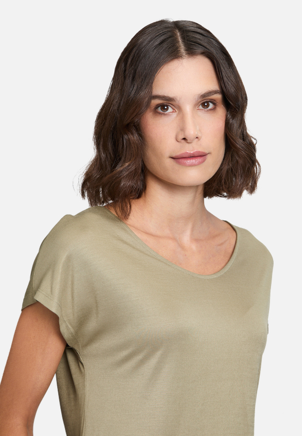 Basic Shirt mit V-Ausschnitt / Detailbild