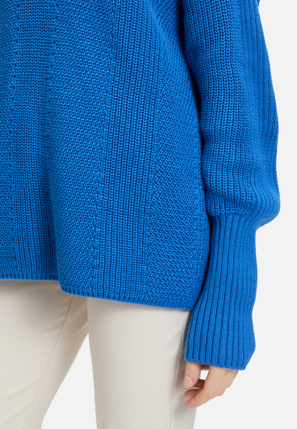 Grobstrick-Pullover mit hohem Kragen / Detailbild