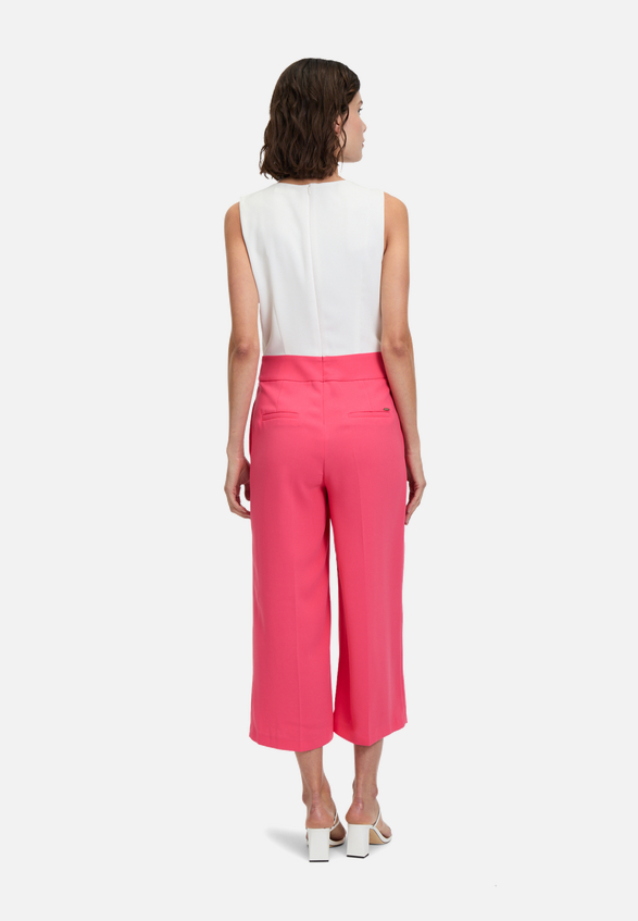 Jumpsuit ohne Arm / Modellfoto Rückseite