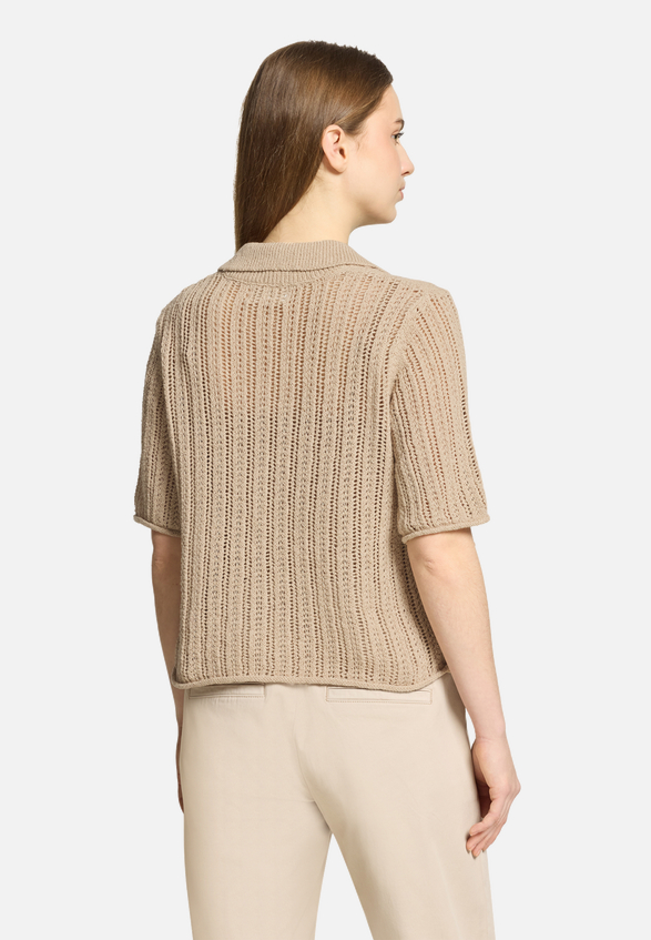 Sommer-Strickjacke mit Knopfleiste / Modellfoto Rückseite