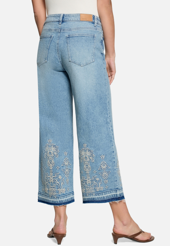 Jeans  mit Stickerei 7/8 Länge  / Modellfoto Rückseite