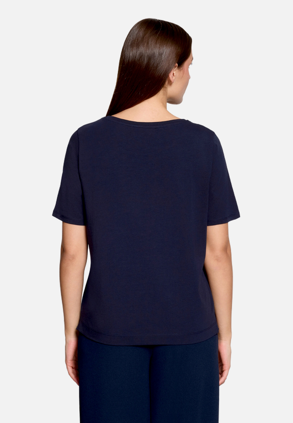 Print-T-Shirt mit Rundhalsausschnitt  / Modellfoto Rückseite