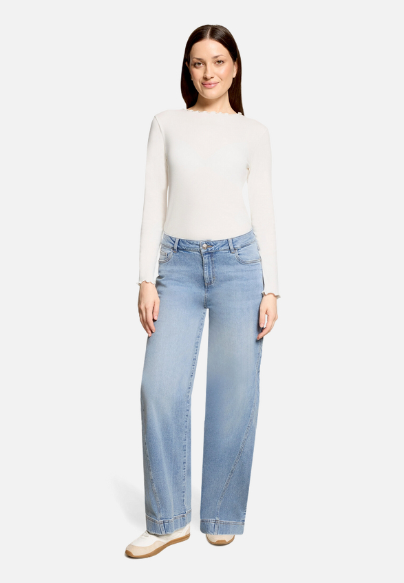 Stretch-Jeans mit Waschung / Modellfoto Vorderseite (Outfit)