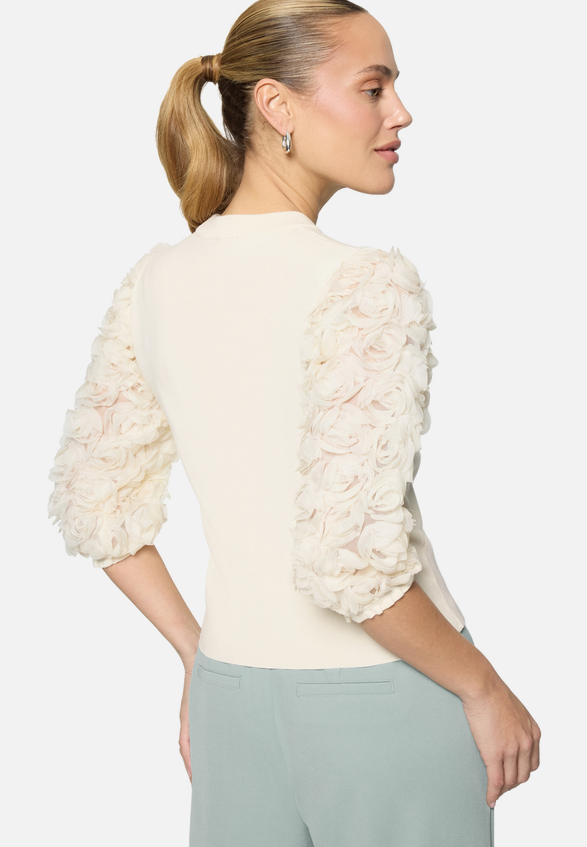 Feinstrickpullover  mit 3D Blüten / Modellfoto Rückseite