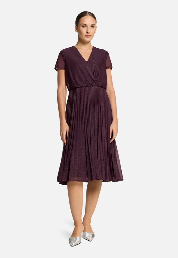 Cocktailkleid mit Plissee / Modellfoto Vorderseite (Outfit)