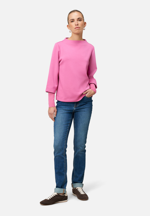 Sweatshirt mit weiten Ärmeln / Modellfoto Vorderseite (Outfit)