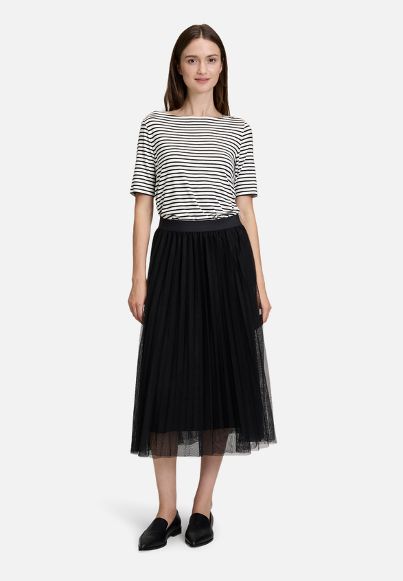 Midirock mit Plissee / Modellfoto Vorderseite (Outfit)