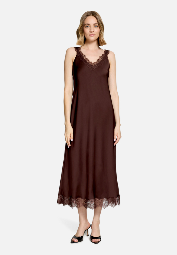 Abendkleid mit Spitze / Modellfoto Vorderseite