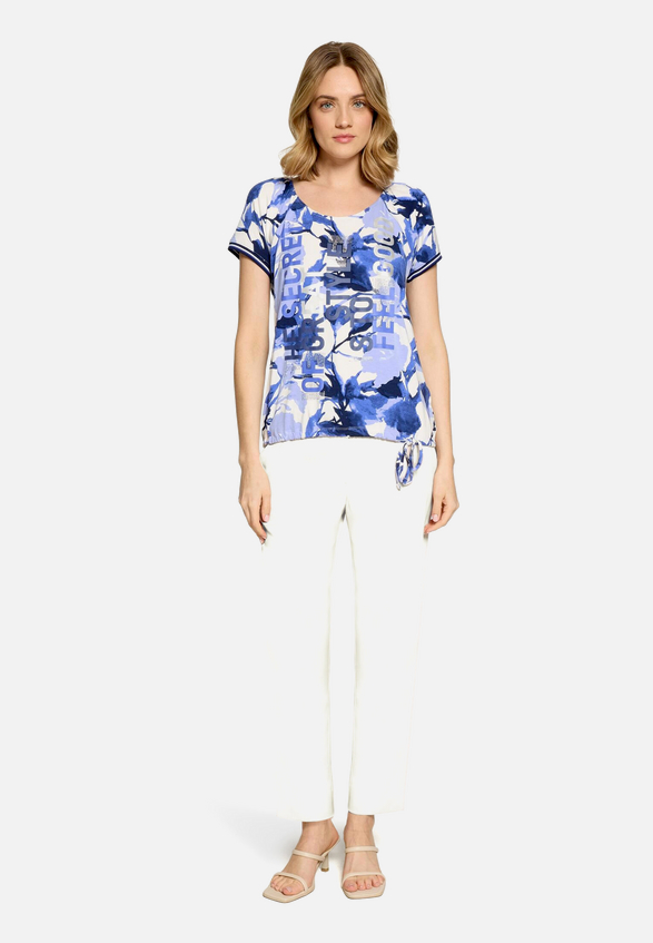 Printshirt mit Raffung / Modellfoto Vorderseite (Outfit)