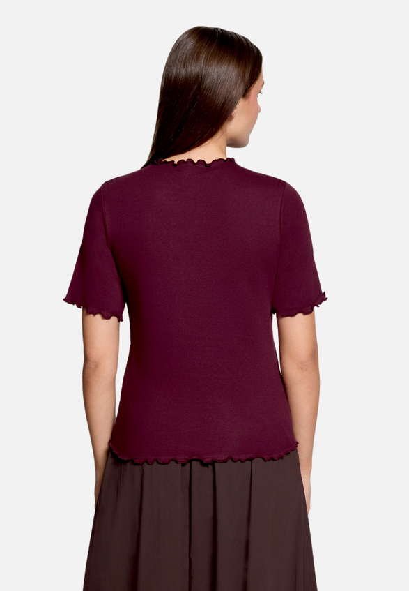 Halbarm-Shirt mit Kragen / Modellfoto Rückseite