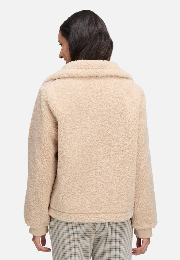 Plüschjacke mit Eingrifftaschen / Modellfoto Rückseite