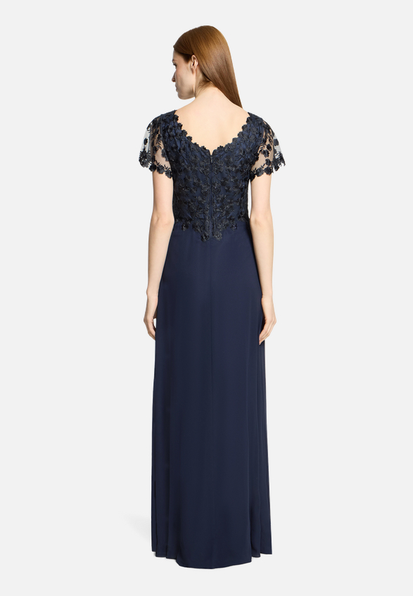 Abendkleid mit Stickerei / Modellfoto Rückseite
