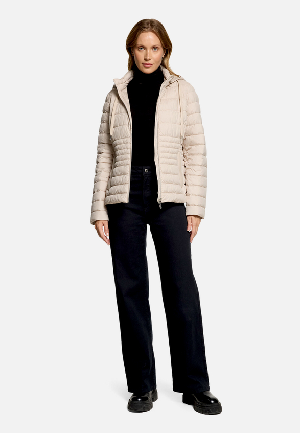 Steppjacke leicht mit abnehmbarer Kapuze / Modellfoto Vorderseite (Outfit)