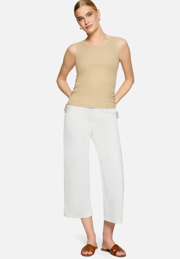 Basic-Top im Glitzer-Look / Modellfoto Vorderseite (Outfit)