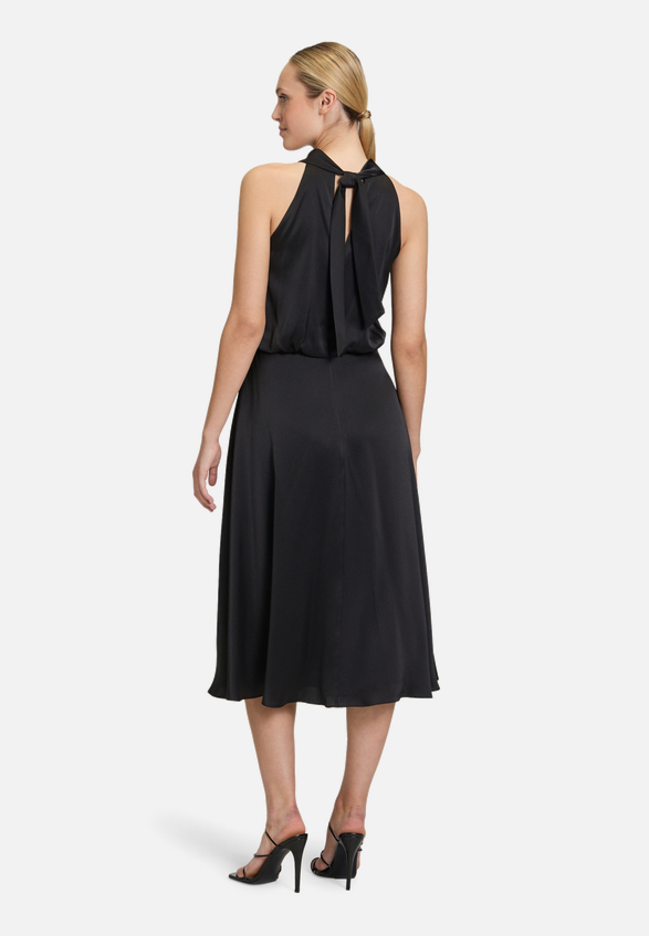 Cocktailkleid mit Stehkragen / Modellfoto Rückseite