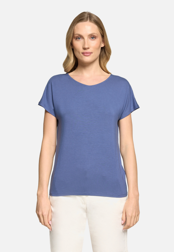 Casual-Shirt mit V-Ausschnitt / Modellfoto Vorderseite
