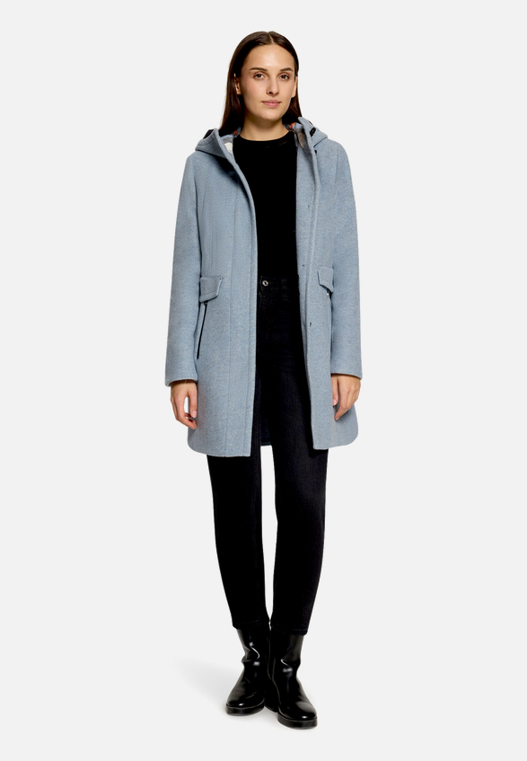 Wolljacke mit Kapuze / Modellfoto Vorderseite (Outfit)