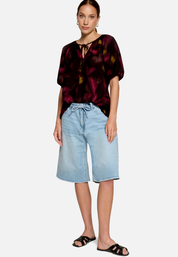 Schlupfbluse  kurzarm mit Blumen  / Modellfoto Vorderseite (Outfit)