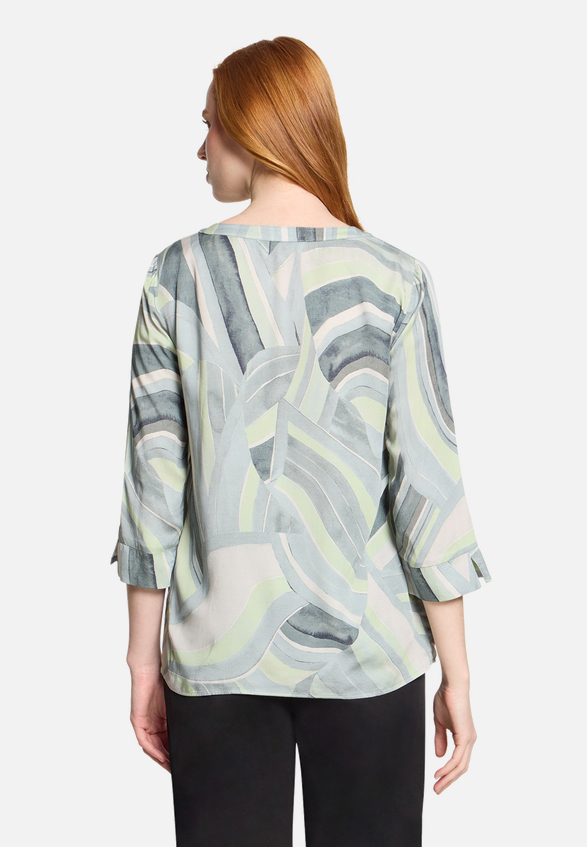 Schlupfbluse mit Muster / Modellfoto Rückseite