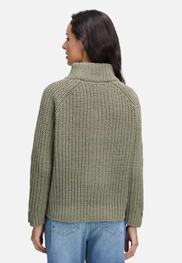 Strickpullover mit Stehkragen / Modellfoto Rückseite