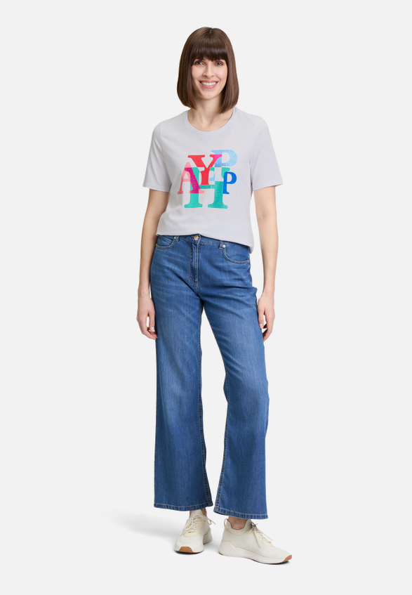 Basic Shirt mit Aufdruck / Modellfoto Vorderseite (Outfit)