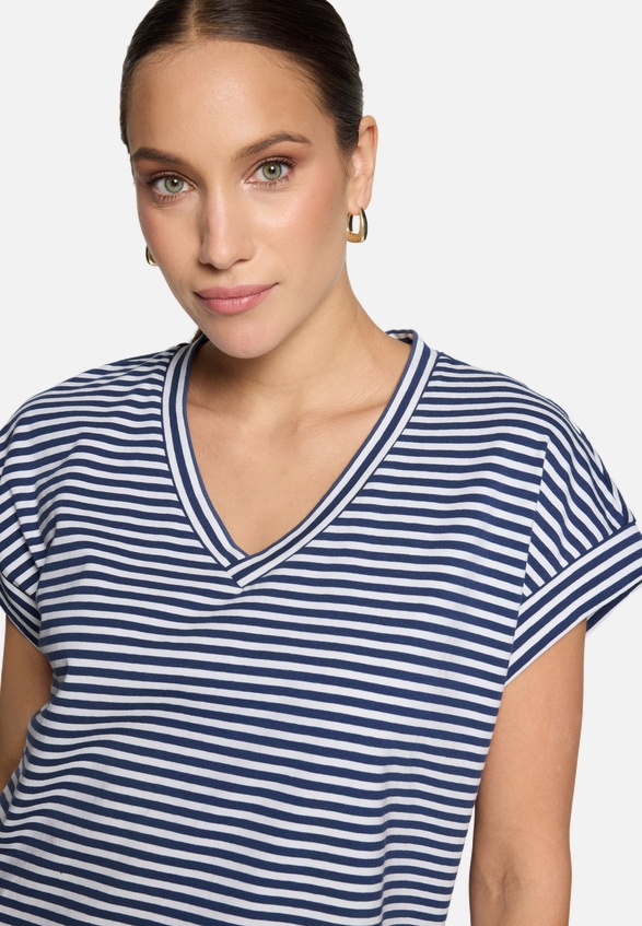 Shirt  gestreift mit V-Ausschnitt  / Detailbild