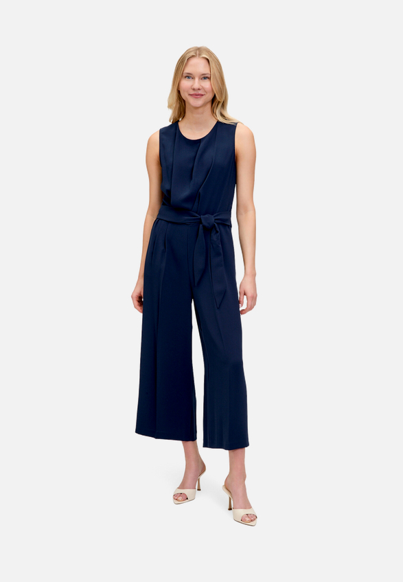 Jumpsuit ohne Arm / Modellfoto Vorderseite (Outfit)