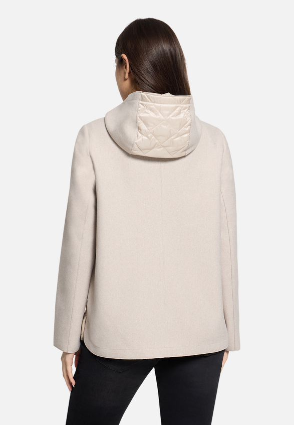 Outdoorjacke mit Kapuze / Modellfoto Rückseite