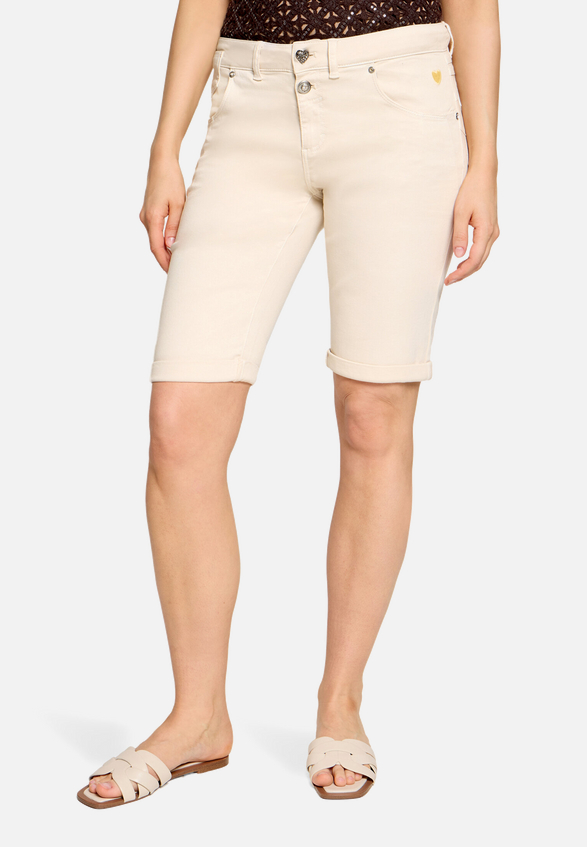 Shorts mit Stickerei / Modellfoto Vorderseite
