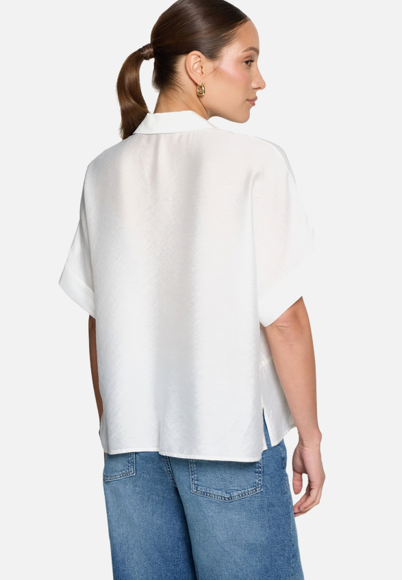 Hemdbluse kurzarm / Modellfoto Rückseite