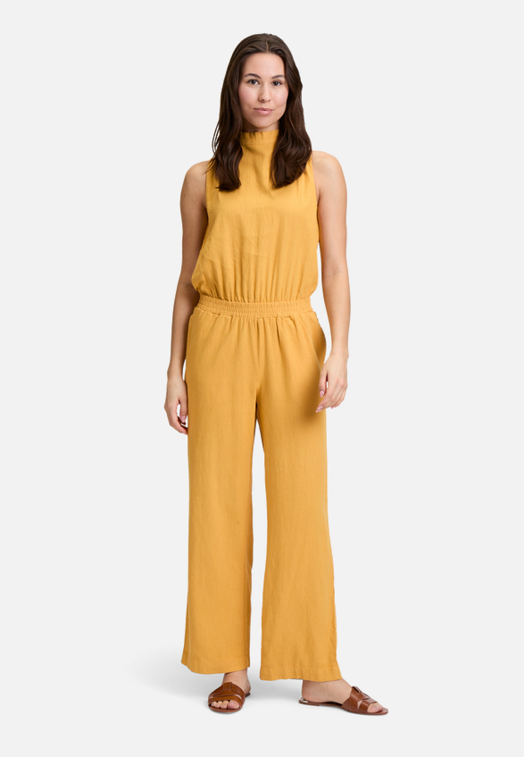 Jumpsuit mit hohem Kragen / Modellfoto Vorderseite