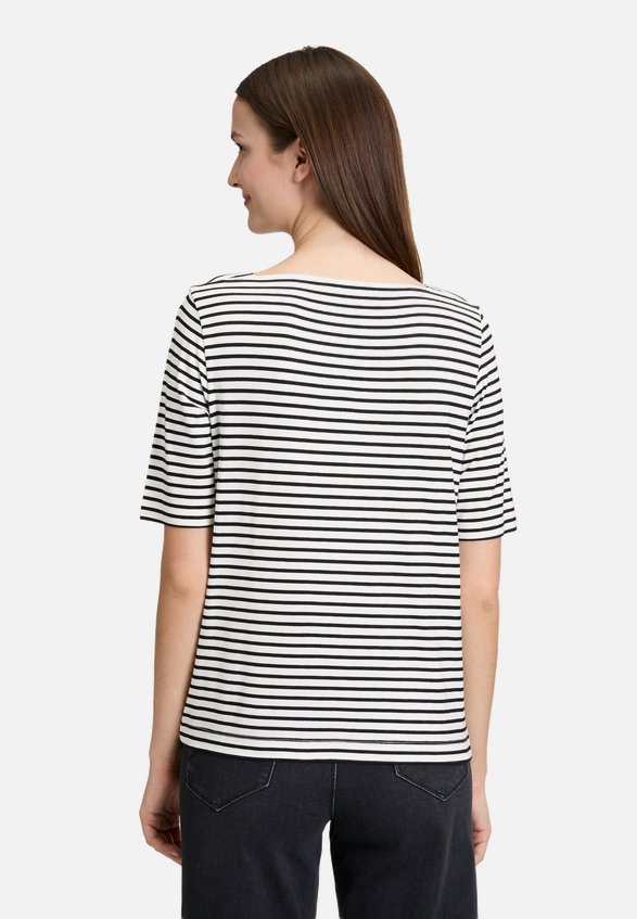 Streifenshirt mit U-Boot-Ausschnitt / Modellfoto Rückseite