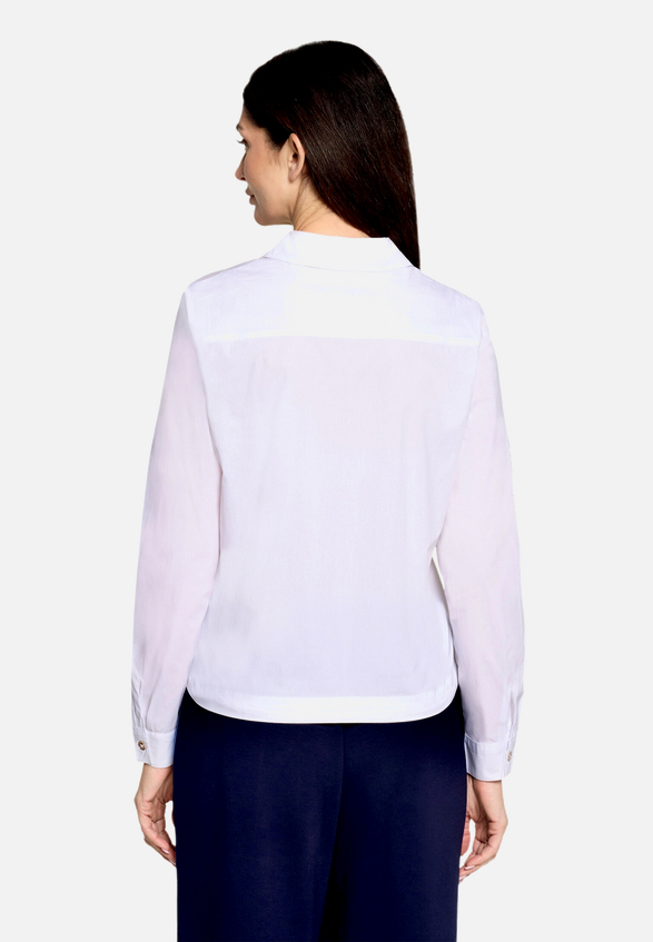 Casual-Bluse mit Bindegürtel / Modellfoto Rückseite