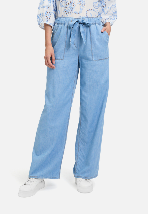 Casual-Hose mit elastischem Bund / Modellfoto Vorderseite