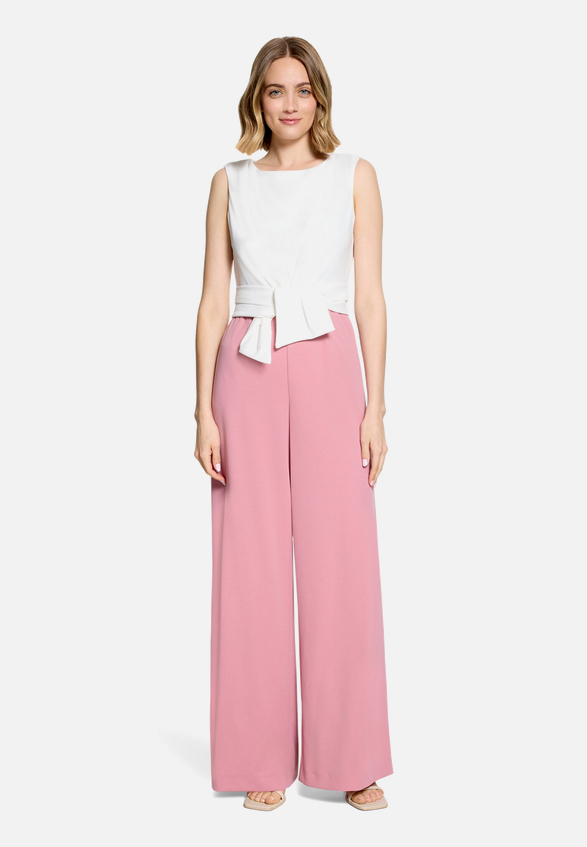 Jumpsuit mit weitem Bein / Modellfoto Vorderseite