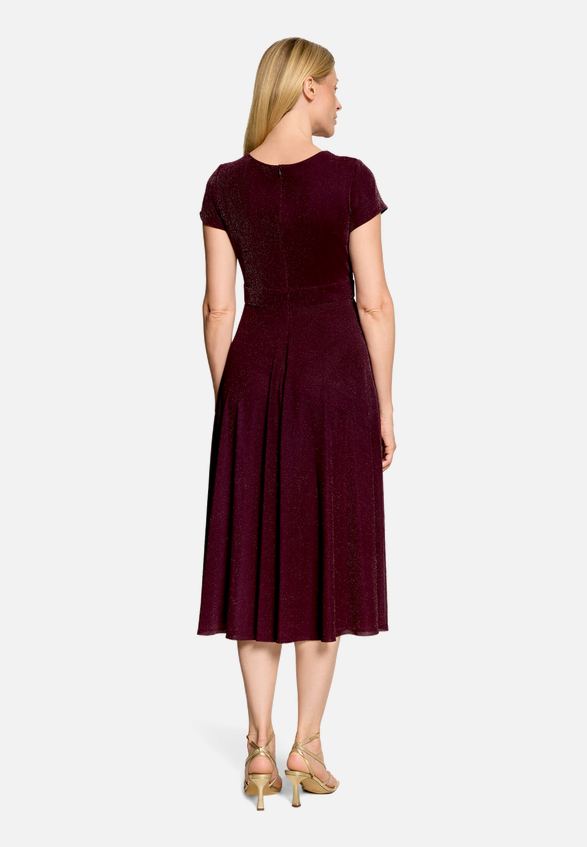 Cocktailkleid im Glitzer-Look / Modellfoto Rückseite
