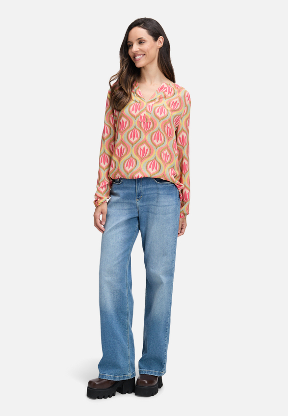 Casual-Bluse mit Muster / Modellfoto Vorderseite (Outfit)