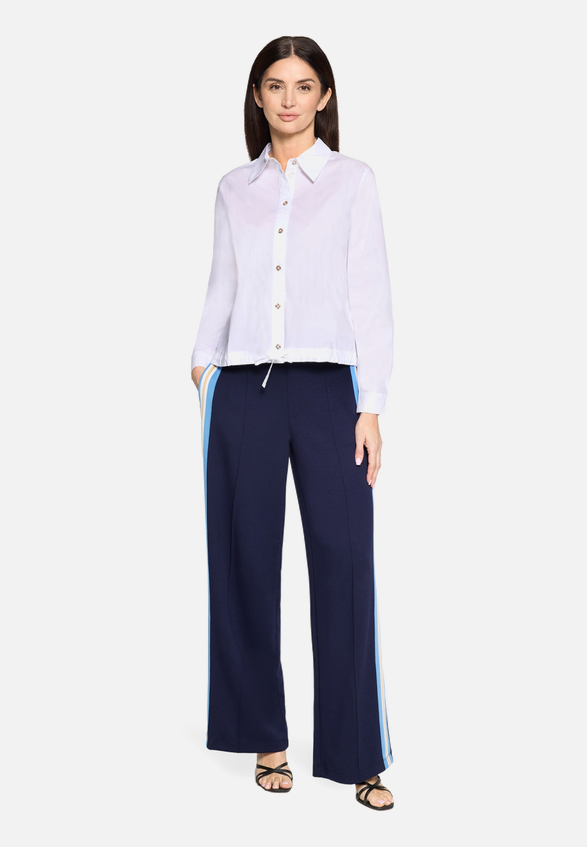 Casual-Bluse mit Bindegürtel / Modellfoto Vorderseite (Outfit)