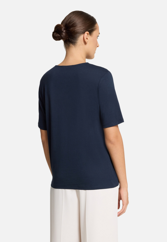 Basic Shirt mit Schleifenknoten / Modellfoto Rückseite