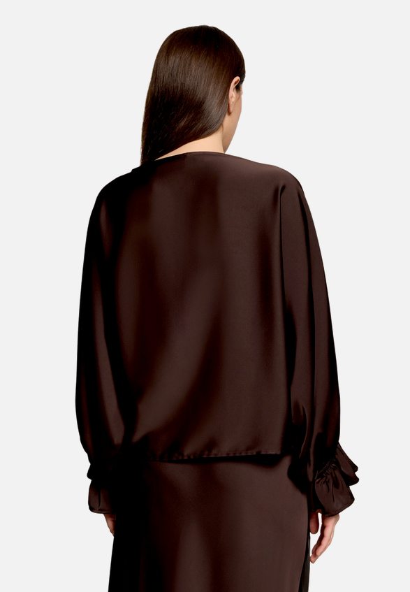Satin-Bluse mit Fledermausärmeln / Modellfoto Rückseite