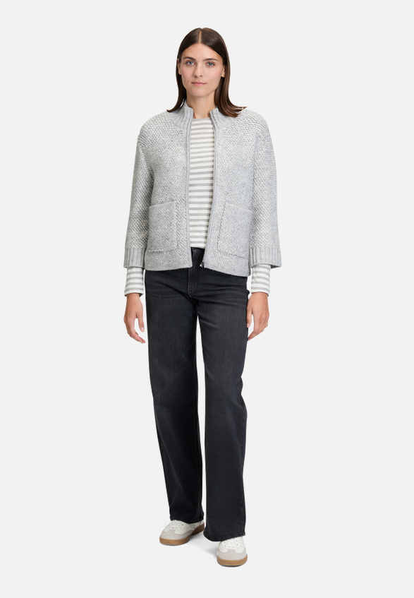 Strick-Cardigan mit Reißverschluss / Modellfoto Vorderseite (Outfit)