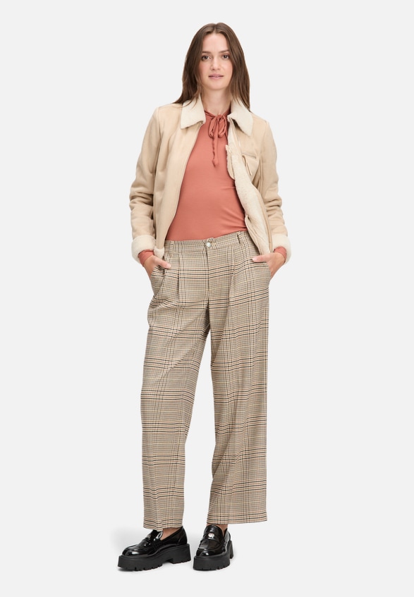 Karo-Hose mit Bundfalten / Modellfoto Vorderseite (Outfit)