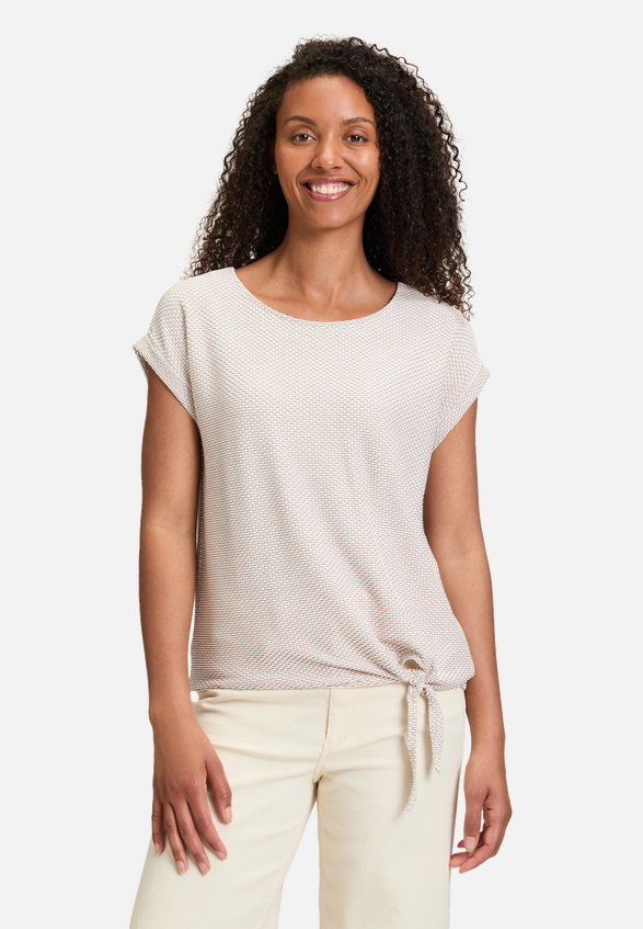 Casual-Shirt mit Wellenstruktur / Modellfoto Vorderseite