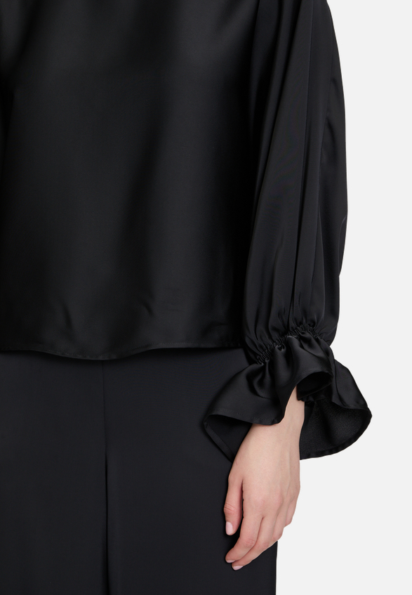 Satin-Bluse mit Fledermausärmeln / Detailbild