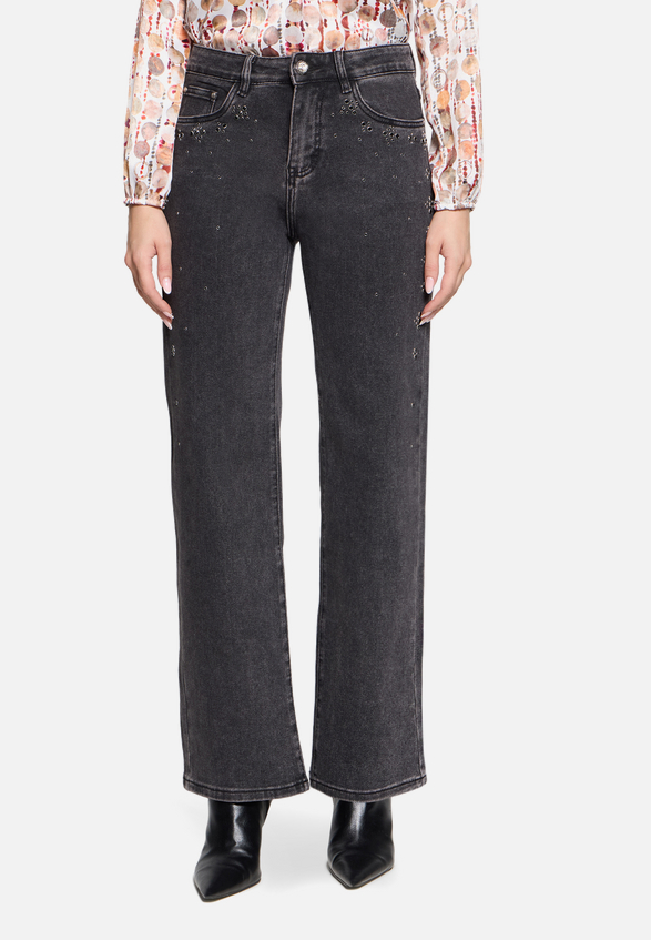 Stretch-Jeans mit Strass / Modellfoto Vorderseite