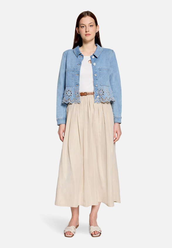 Jeansjacke mit Stickerei / Modellfoto Vorderseite (Outfit)