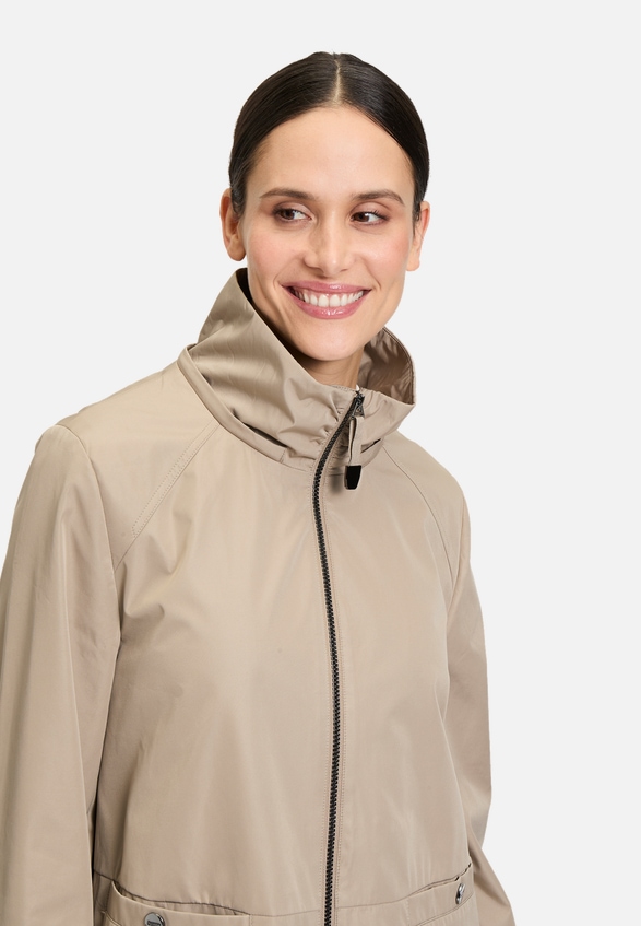 Outdoorjacke mit abnehmbarer Kapuze / Detailbild
